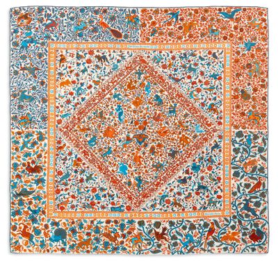 un foulard carré à imprimé floral orange, bleu et blanc