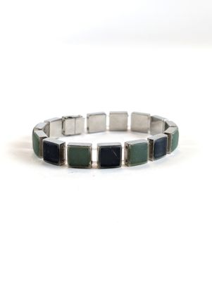 gros plan d'un bracelet sur une surface blanche