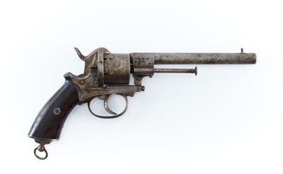 un vieux revolver sur fond blanc, avec un fond blanc