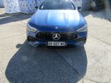 l'avant d'un SUV Mercedes bleu garé sur un parking