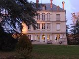 un grand bâtiment blanc avec de nombreuses fenêtres