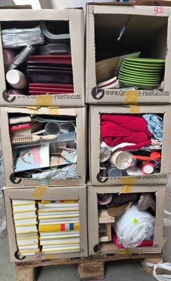 plusieurs cartons empilés les uns sur les autres sur une palette