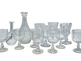 beaucoup de verres et de vases posés sur une table