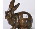 une photo d'une figurine de lapin en bronze sur laquelle est apposée une étiquette de prix