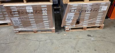 Deux palettes de cartons contenant des denrées alimentaires sont entreposées dans un entrepôt
