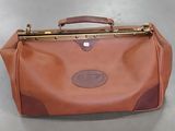 sac en cuir marron et beige, orné de ferrures en laiton sur le dessus