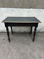 Bureau en bois noirci reposant sur 4 pieds en bois tourné, p…