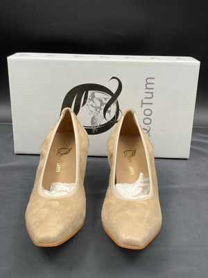 une paire de chaussures pour femme avec une boîte sur le côté