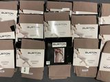 Plusieurs paires de chaussettes pour homme sont empilées les unes sur les autres
