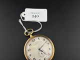 une vieille montre de poche à laquelle est attachée une étiquette