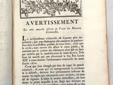 un livre ouvert sur lequel figure une illustration de fleurs et auquel est accrochée une étiquette de prix