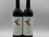 deux bouteilles de vin rouge avec un oiseau sur l'étiquette