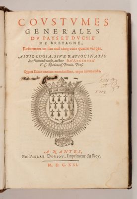 un livre ouvert sur lequel figure un blason