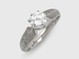 gros plan d'une bague en diamant sur fond blanc