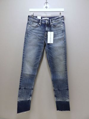 un jean suspendu à un cintre dans une pièce