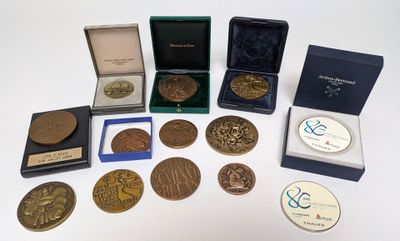 beaucoup de pièces et de médailles sur la table