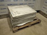 une pile de matelas posée sur une palette devant un mur
