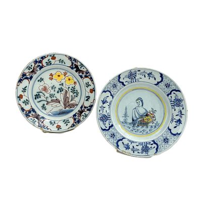 paire d'assiettes chinoises bleues et blanches ornées de personnages et de fleurs