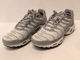 La Nike Air Max Plus se décline dans un coloris gris et blanc