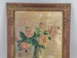 tableau représentant des fleurs dans un vase posé sur une table dans une pièce