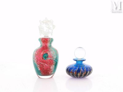 deux vases placés l'un à côté de l'autre sur une table