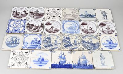 de nombreux carreaux bleus et blancs aux motifs variés
