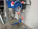une machine posée sur une table dans une pièce
