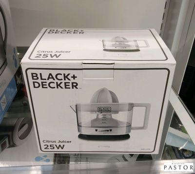 une boîte contenant un extracteur de jus Black & Decker exposée dans un magasin