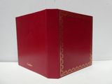 Le livre est rouge, avec des bordures dorées et une bordure dorée sur la couverture.