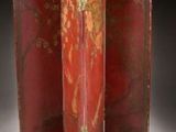 une image représentant un paravent rouge orné d'un motif à la feuille d'or