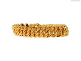 gros plan d'une bague en or sur fond blanc