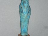 statue d'une femme tenant un bébé sur un socle en bois