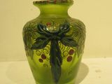un vase vert orné d'un motif de libellule