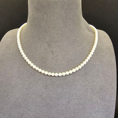 un collier de perles blanches sur un mannequin mannequin mannequin mannequin mannequin mannequin mannequin mannequin mannequin mannequin