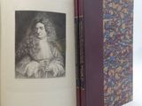 un livre dans lequel figure la photo d'une femme