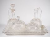 deux objets en verre transparent posés sur un plateau, sur une surface blanche