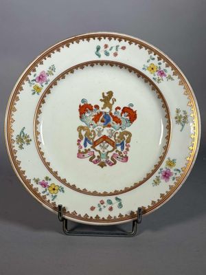 un gros plan d'une assiette sur laquelle figure un blason