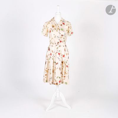 La robe est posée sur un mannequin, devant un fond blanc.