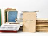 plusieurs livres sont empilés sur une table
