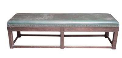 un banc en bois avec une assise en cuir vert