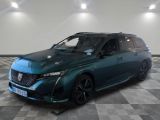 La nouvelle Nissan Mira 2021 est exposée dans le showroom d'un concessionnaire
