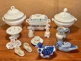 de nombreux types de plats et de bols en porcelaine sur la table