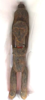 une vieille statue en bois d'un homme avec un chapeau sur la tête