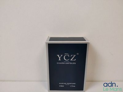 une photo d'un flacon de parfum posé sur une table