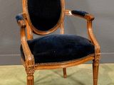 une chaise posée sur un sol recouvert de moquette
