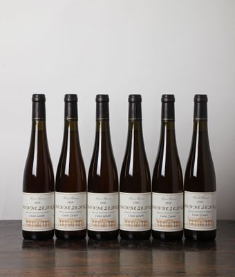 six bouteilles de vin sont alignées sur une table
