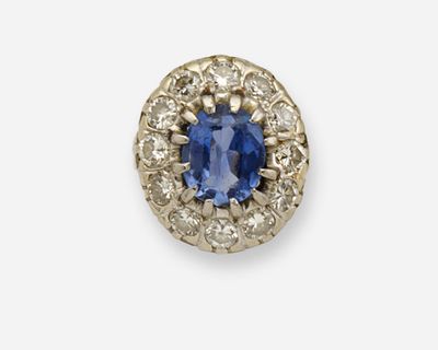 une bague à grappes de saphirs et de diamants