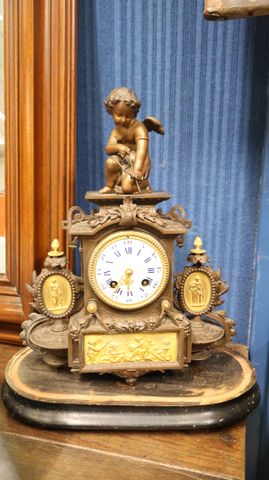 Pendule sous globe Napoléon III « angelot »  H : 44 x 32