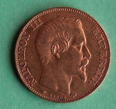 Gros plan sur une pièce de monnaie portant le visage d'un homme