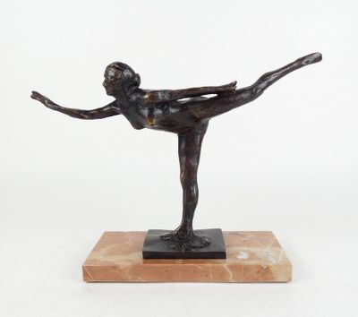 statue d'une femme dans une posture de yoga, posée sur un socle en marbre